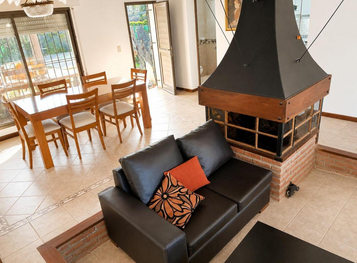 Foto de Venta casa jardín y pileta, Funes, imagen 2