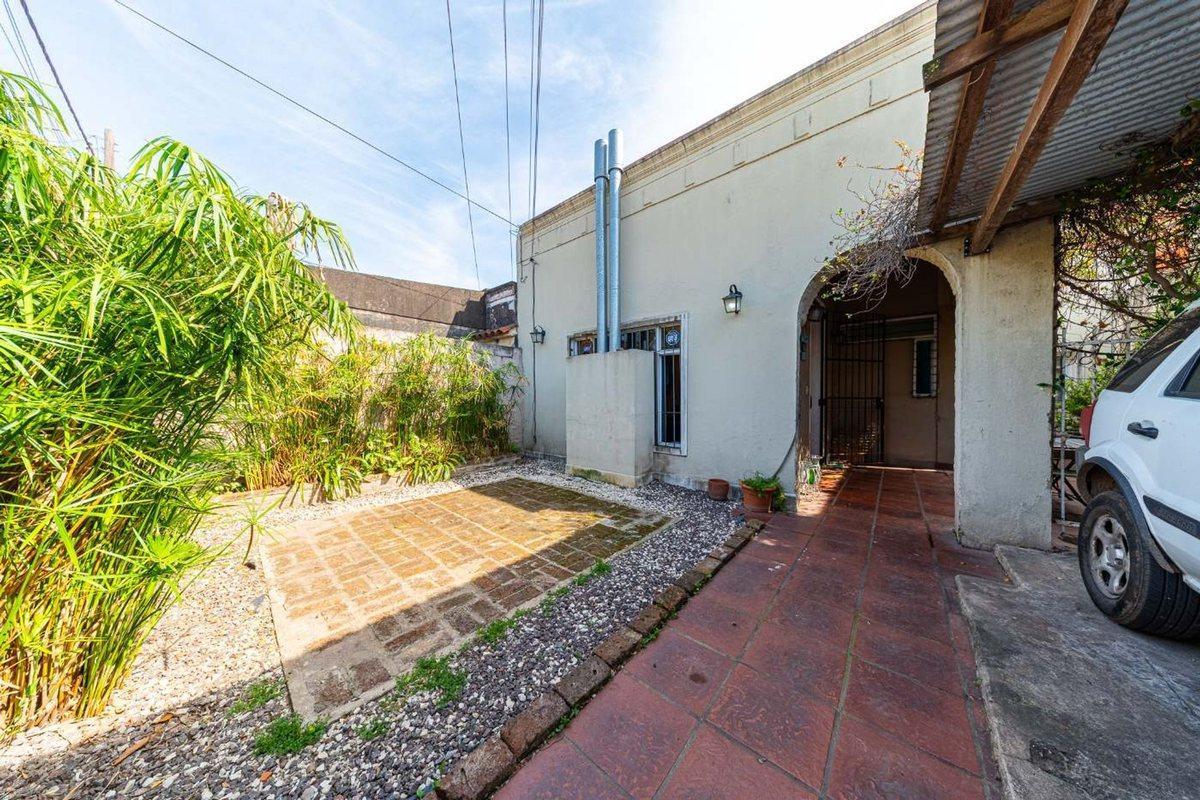 Foto de VTA CASA 4 DORM, PATIO Y COCHERA Y JARDIN, imagen 2