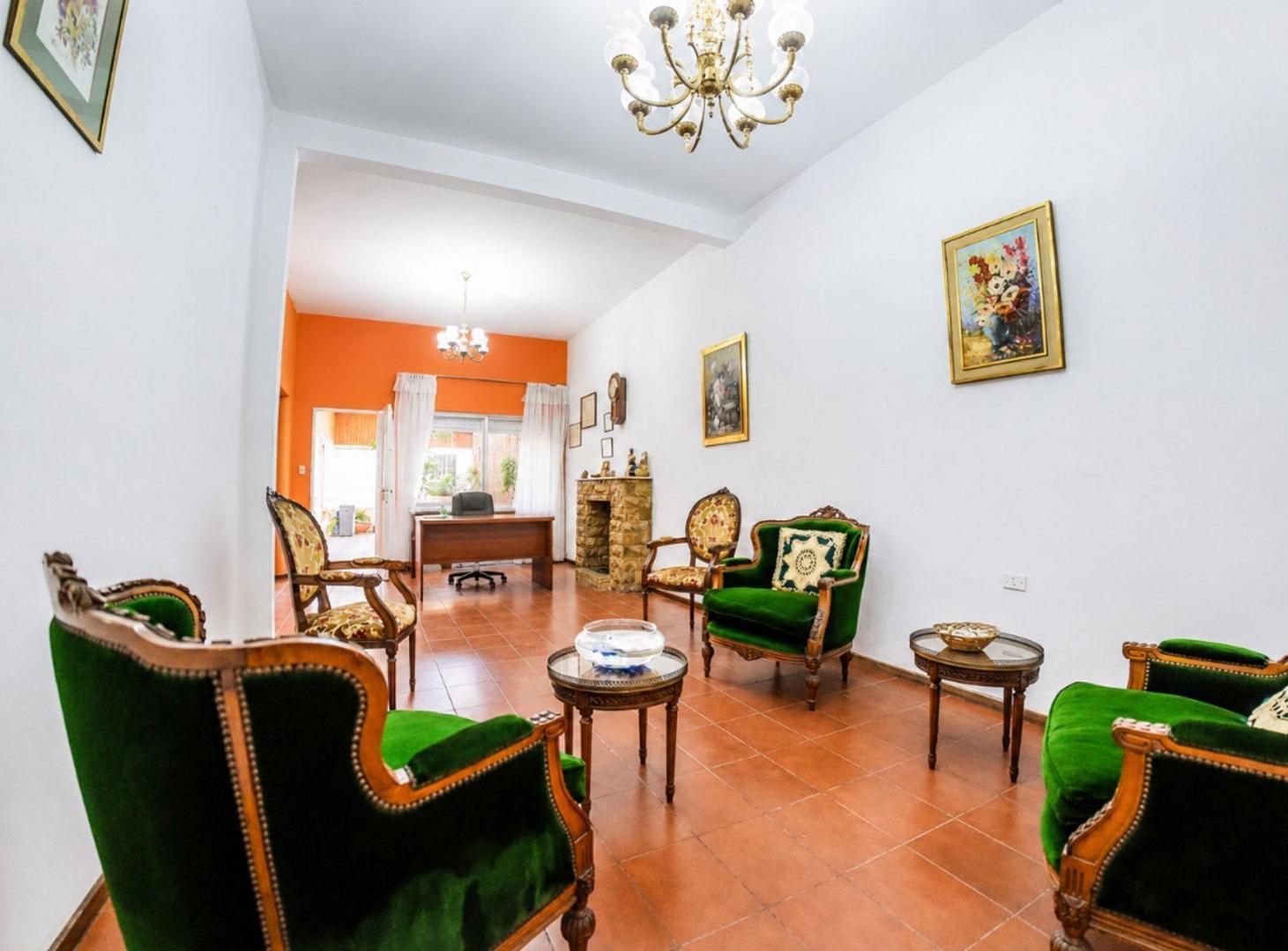 Foto de VENTA ! CASA DE 4 DORMITORIOS + PATIO + COCHERA !!, imagen 1