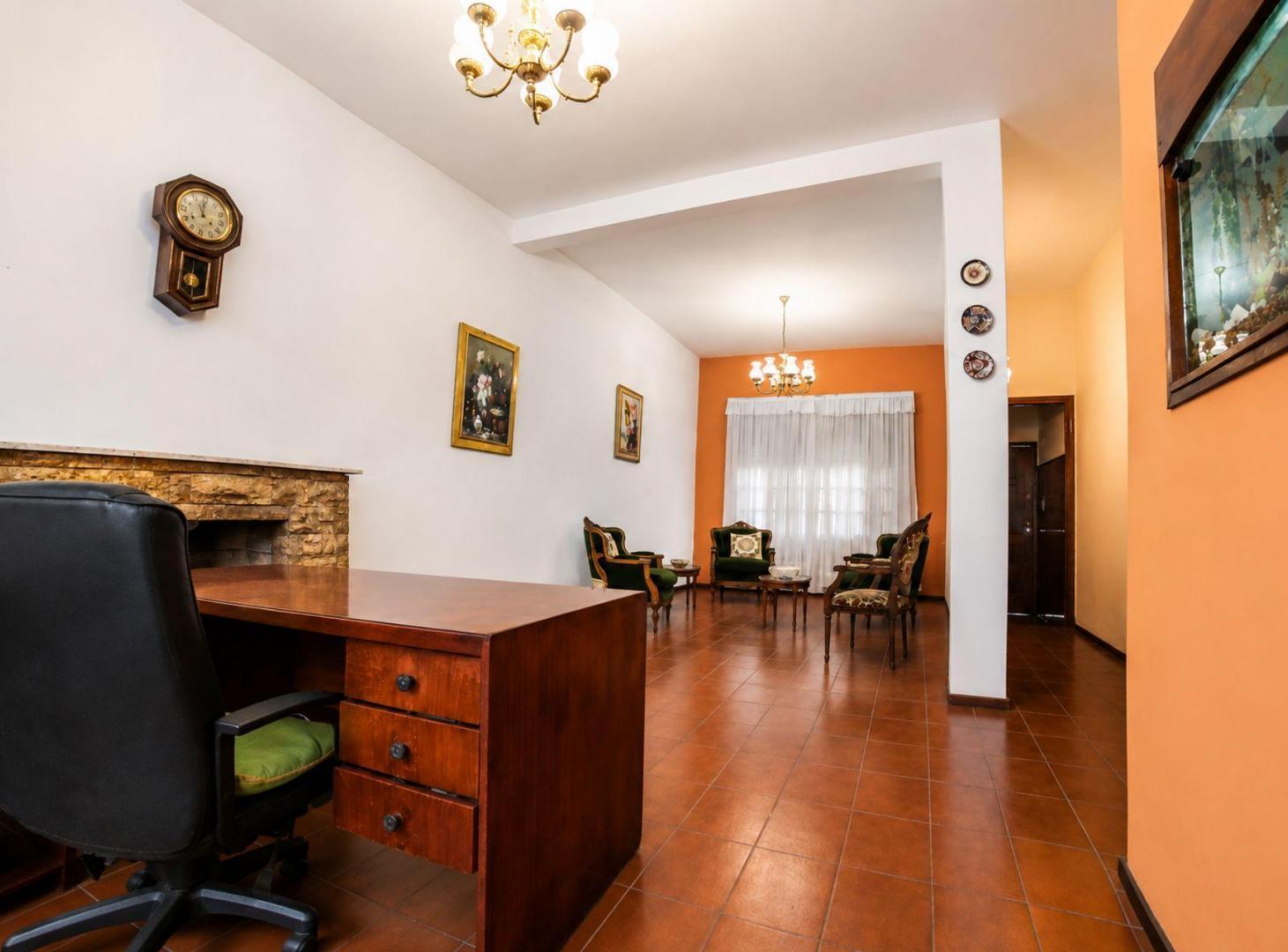Foto de VENTA ! CASA DE 4 DORMITORIOS + PATIO + COCHERA !!, imagen 2