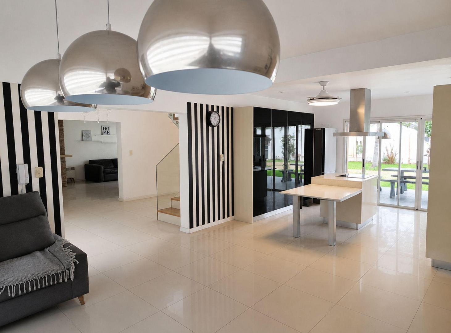 Foto de VENTA CASA c/ PILETA y QUINCHO - FISHERTON, imagen 2