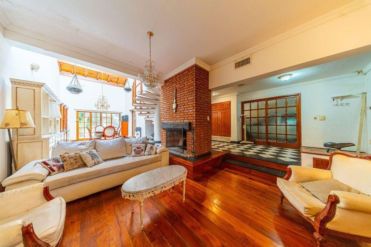 Foto de CASA EN VENTA 4/5 DORMITORIOS.JARDÍN.QUINCHO.GARAG, imagen 1