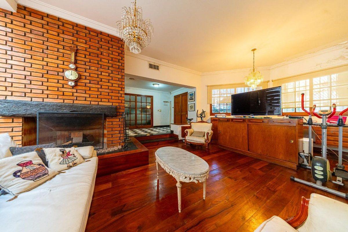 Foto de CASA EN VENTA 4/5 DORMITORIOS.JARDÍN.QUINCHO.GARAG, imagen 2