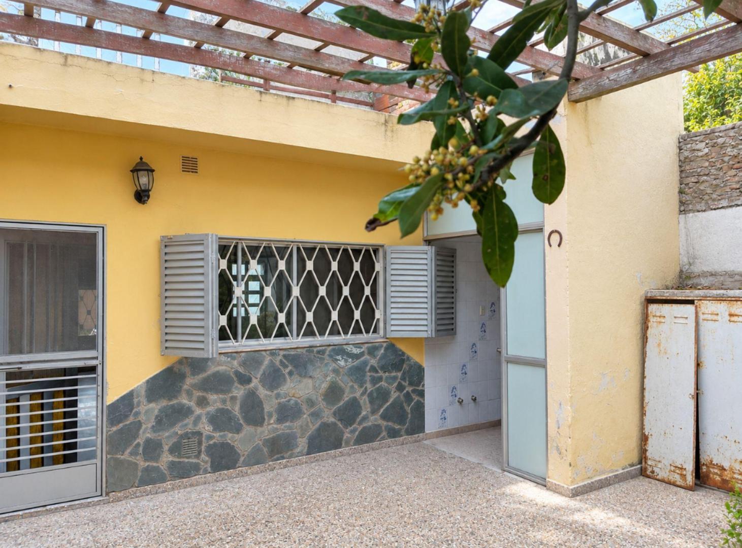 Foto de Casa tres dormitorios, cochera, patio apta credito, imagen 3