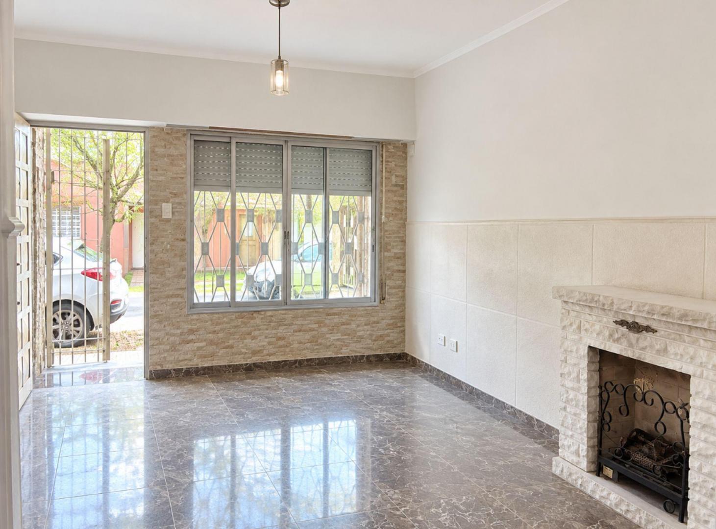Foto de Casa tres dormitorios, cochera, patio apta credito, imagen 1