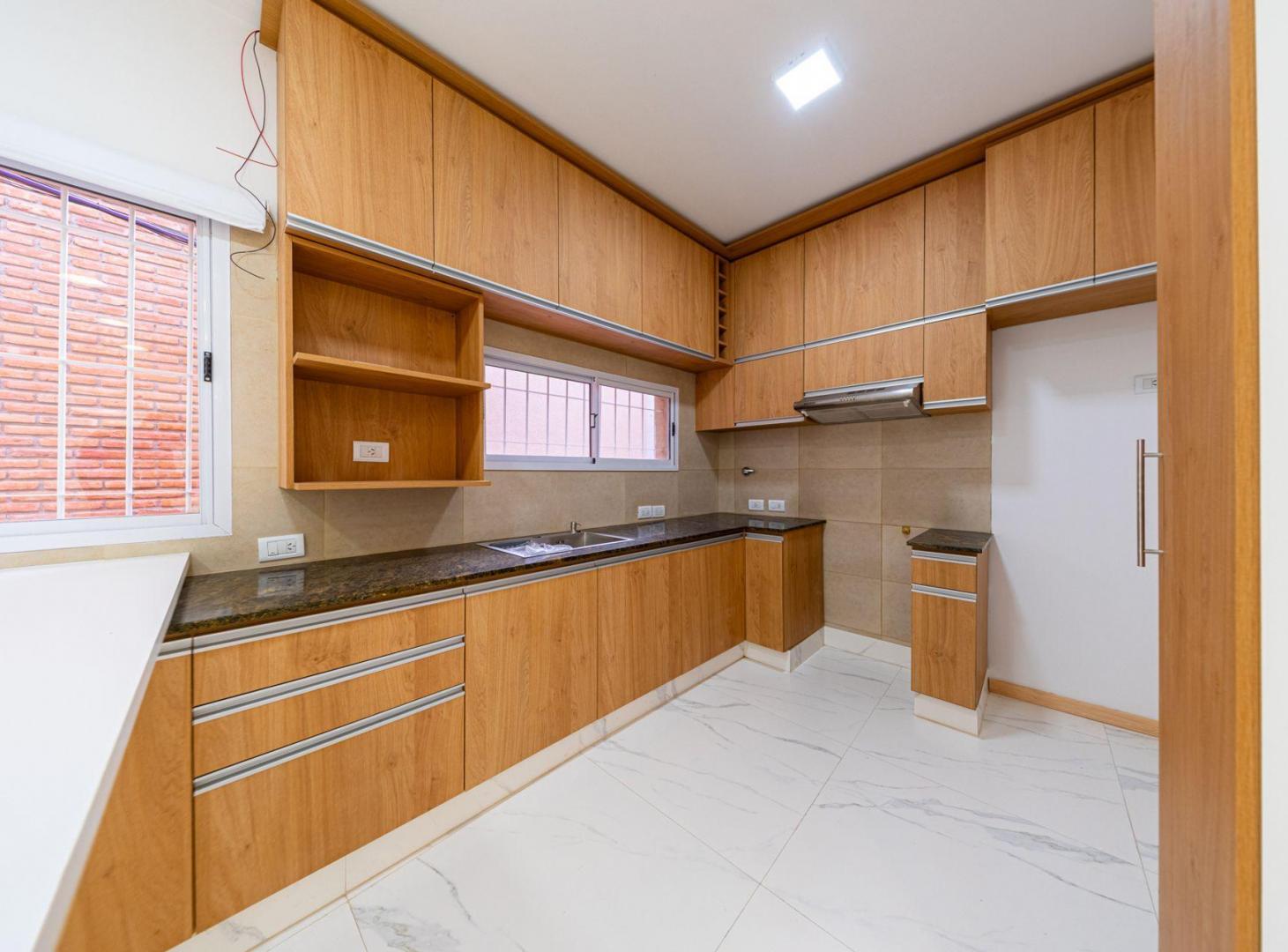Foto de VENTA CASA PASILLO 4 DORMITORIOS TERRAZA 3 BAÑOS, imagen 2