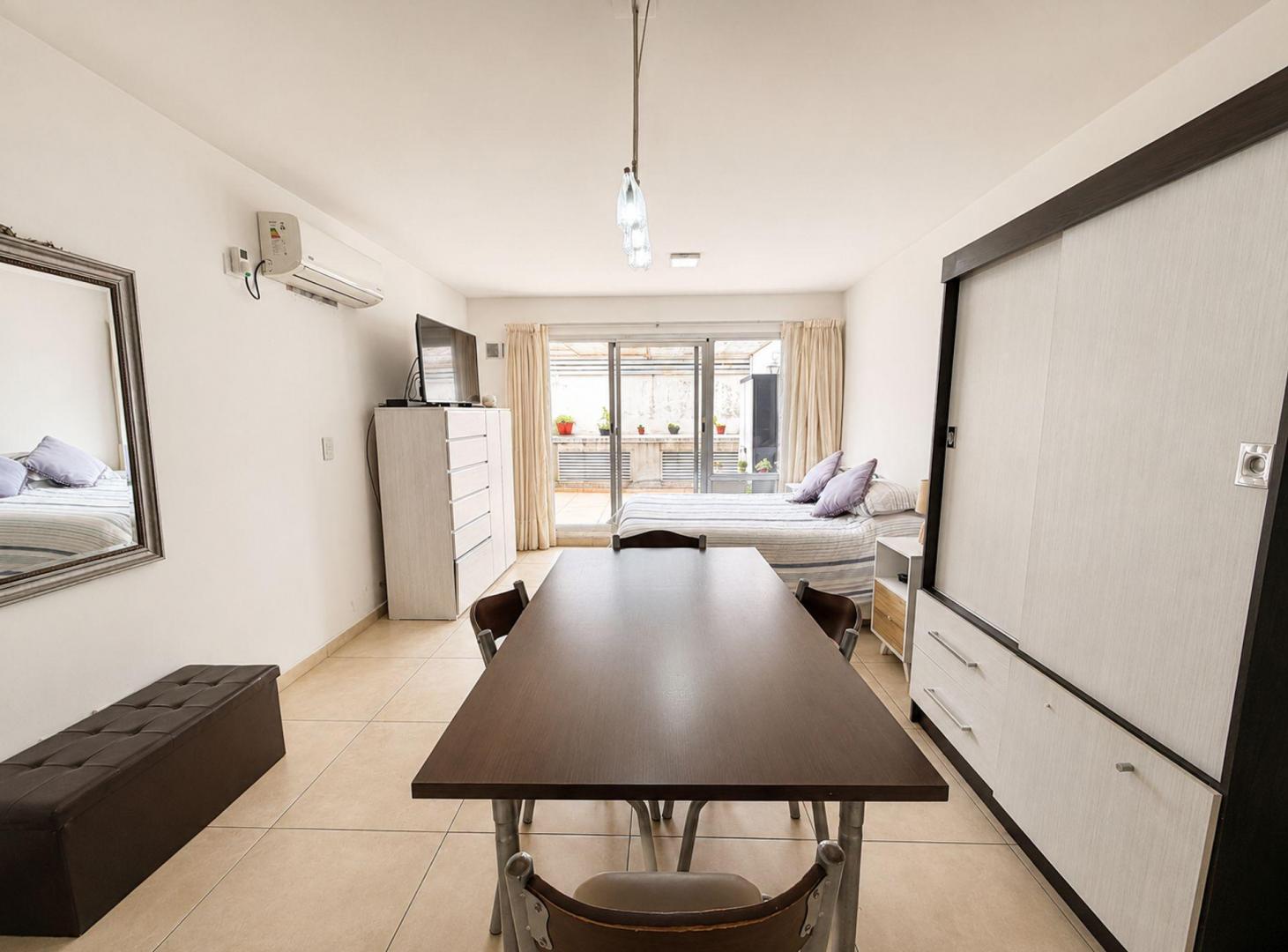 Foto de VENTA - MONOAMBIENTE MUY AMPLIO CON PATIO, imagen 1