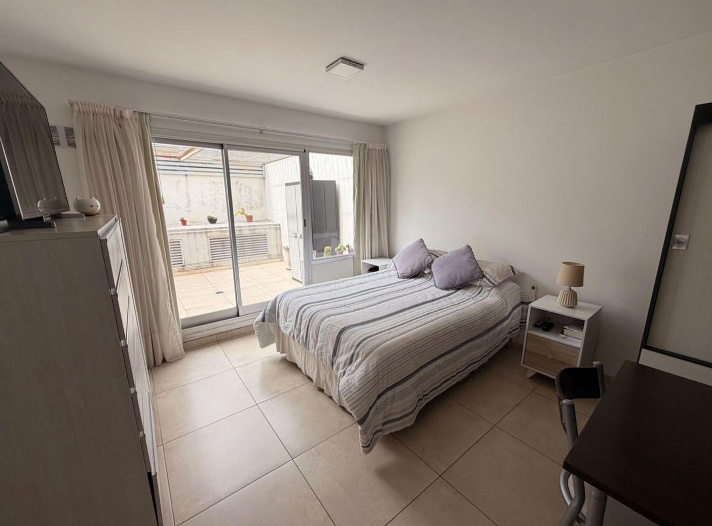 Foto de VENTA - MONOAMBIENTE MUY AMPLIO CON PATIO, imagen 5