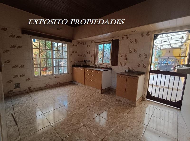 Vivenda de 4 Ambientes con 2 Locales, Sobre Av en Zona Comercial 1