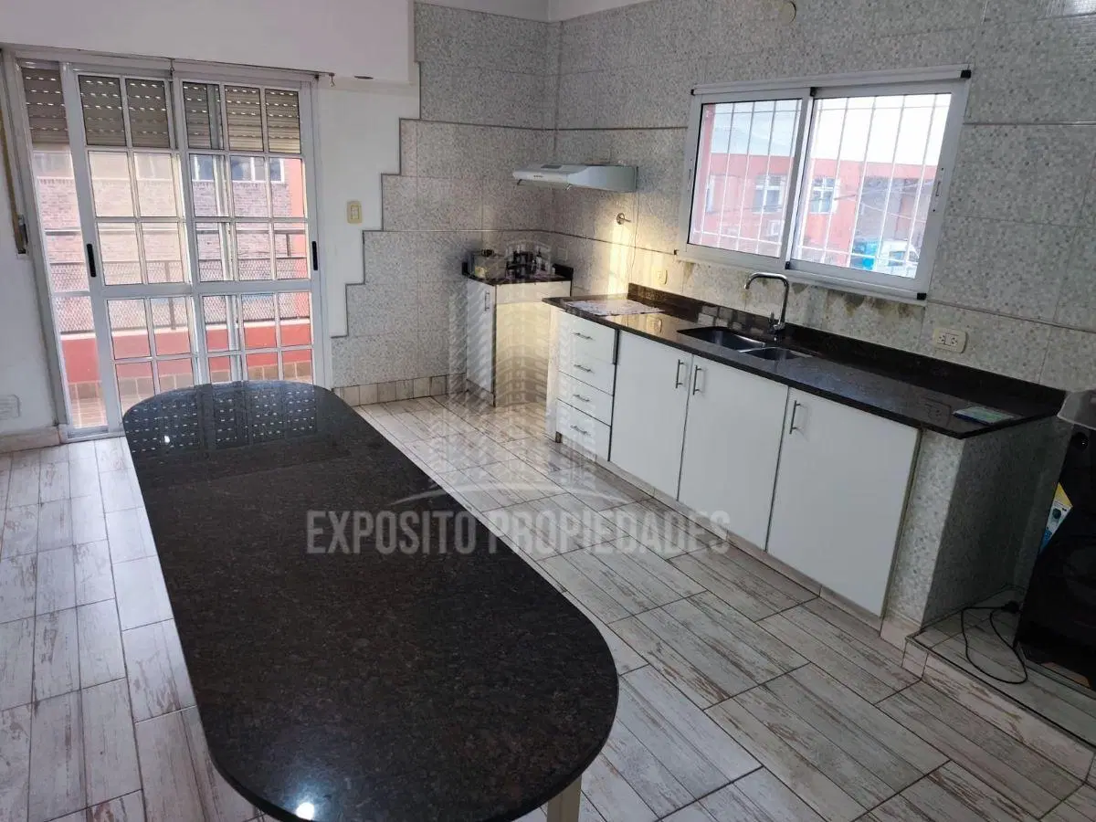 4 AMBIENTES EN 1ER PISO POR ESCALERA C/ BALCÓN - SIN EXPENSAS - LOMA HERMOSA 4