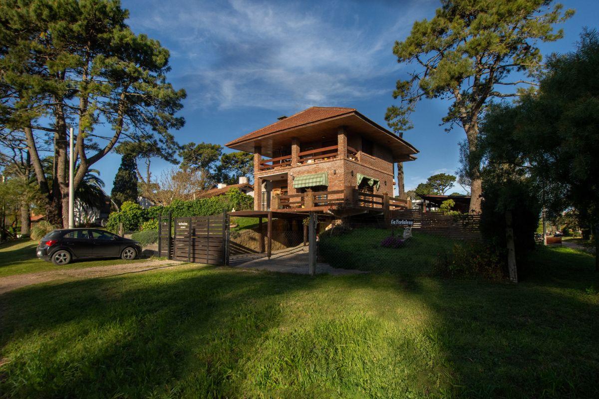 Foto de Casa en venta - 5 ambientes - Villa Gesell centro., imagen 2