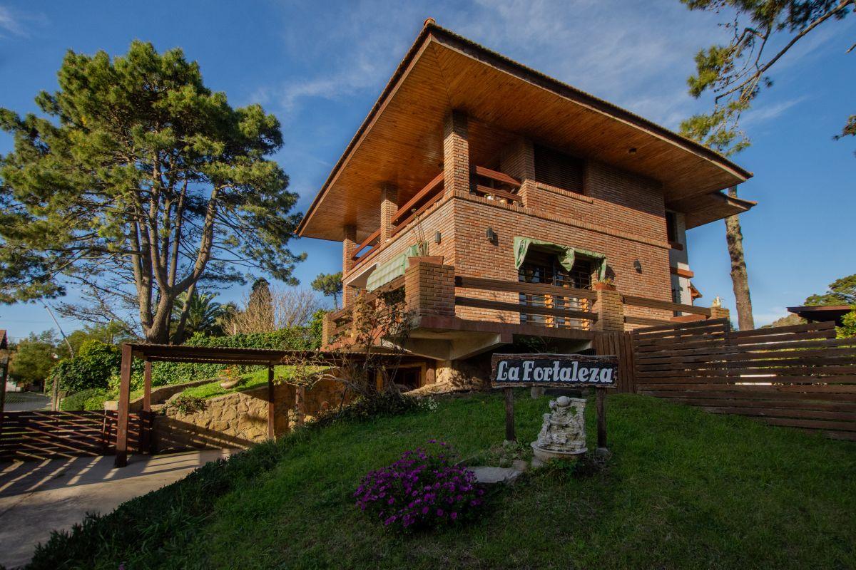 Foto de Casa en venta - 5 ambientes - Villa Gesell centro., imagen 1