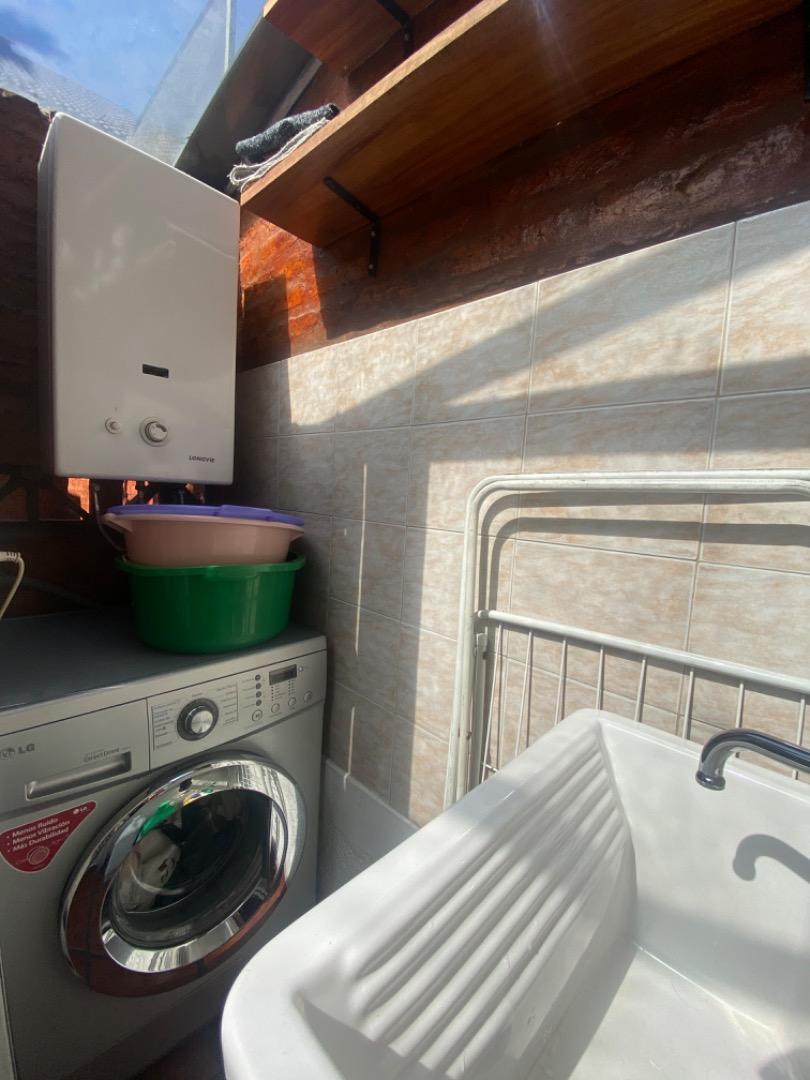 Triplex de 4 Amb. con Patio con Parrilla y Garage. 3
