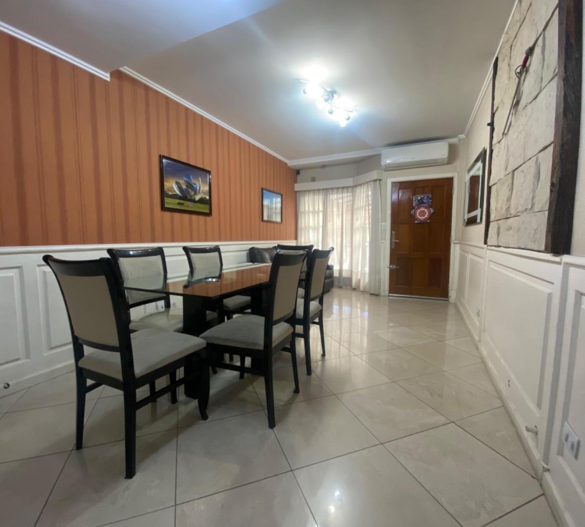 Triplex de 4 Amb. con Patio con Parrilla y Garage. 1