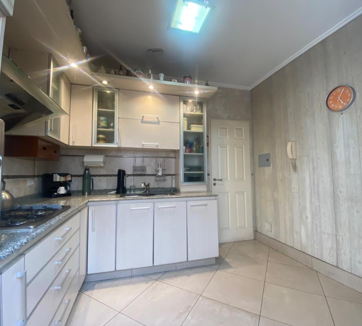 Triplex de 4 Amb. con Patio con Parrilla y Garage. 5