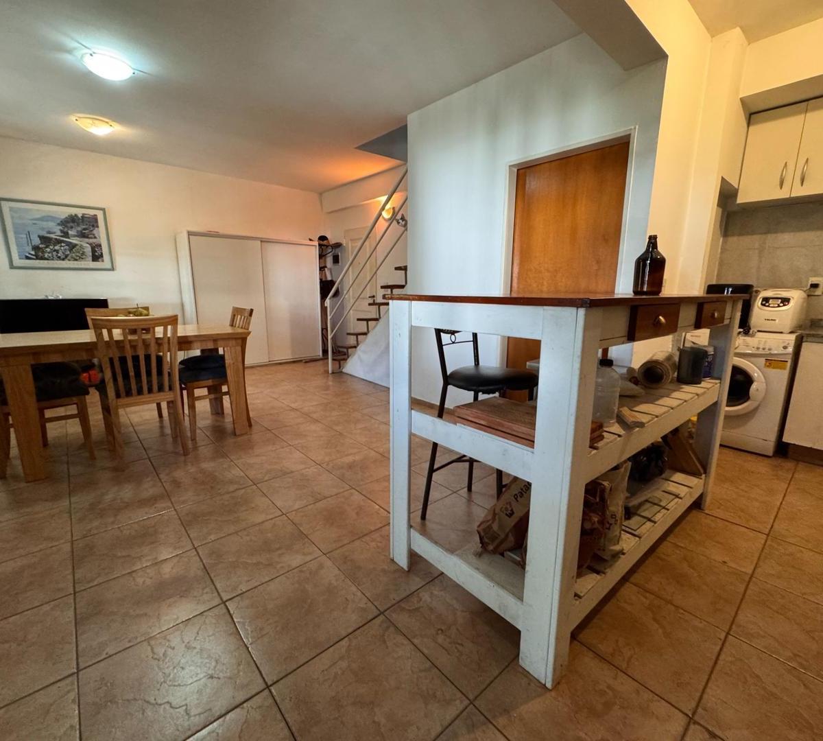 3 Ambientes en Duplex con Balcón y Dos Baños. 1
