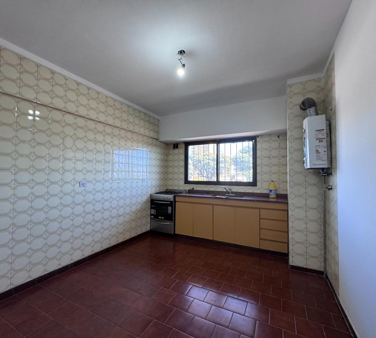 4 Ambientes Cocina Separada, Balcón y Cochera. 4