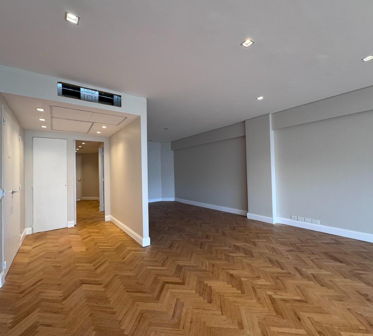 Foto de AMPLIO PISO DE 3 AMBIENTES CON DOS COCHERAS Y BAULERA., imagen 2