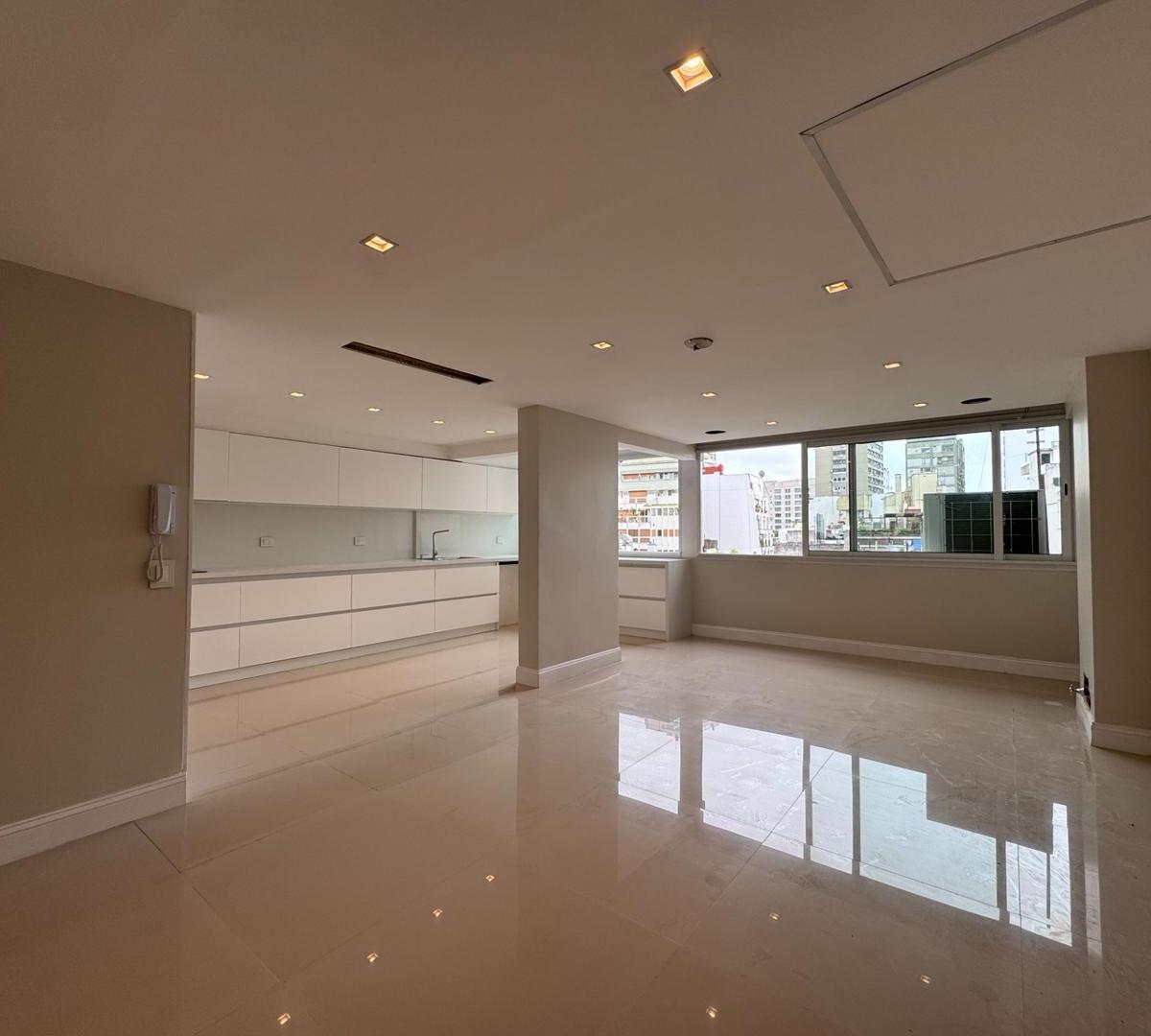 Foto de AMPLIO PISO DE 3 AMBIENTES CON DOS COCHERAS Y BAULERA., imagen 3