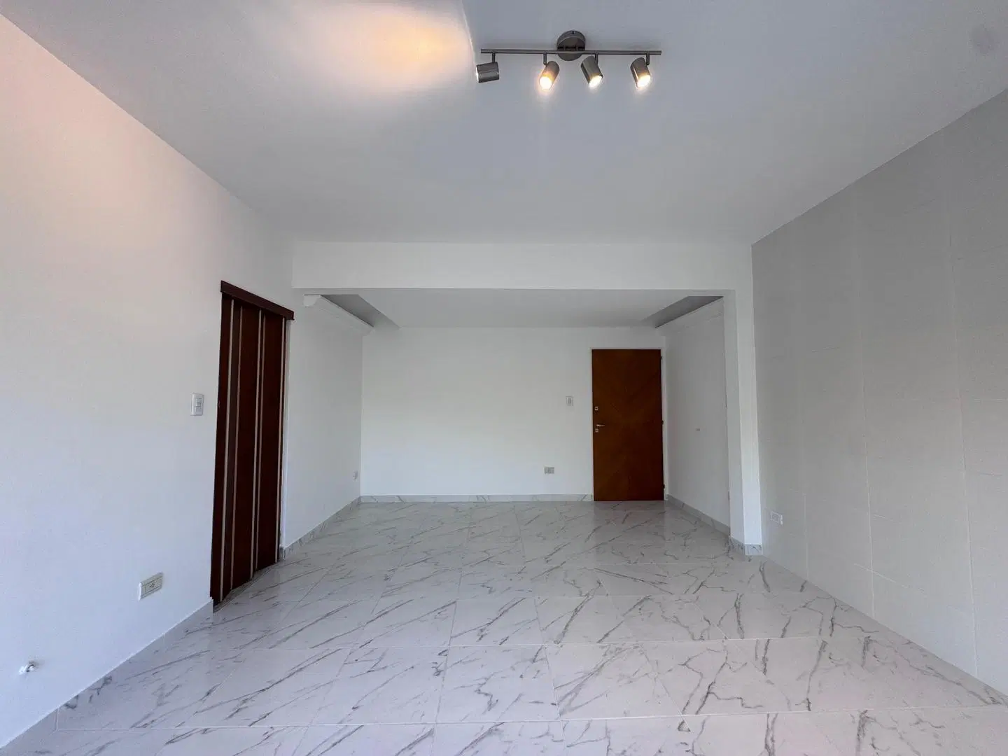5 AMBIENTES CON BALCON POR ESCALERA - BAJAS EXPENSAS. 2