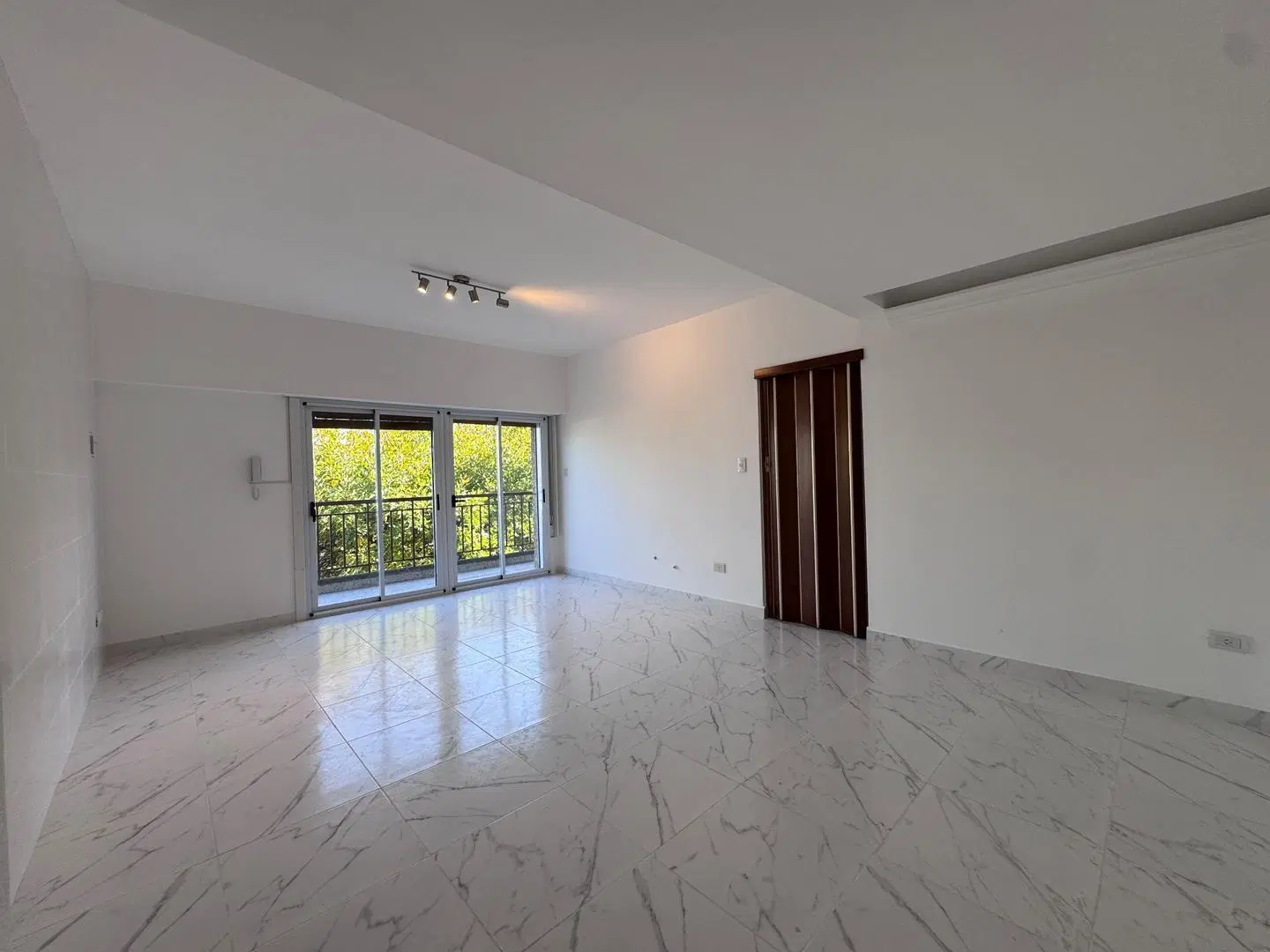 5 AMBIENTES CON BALCON POR ESCALERA - BAJAS EXPENSAS. 1
