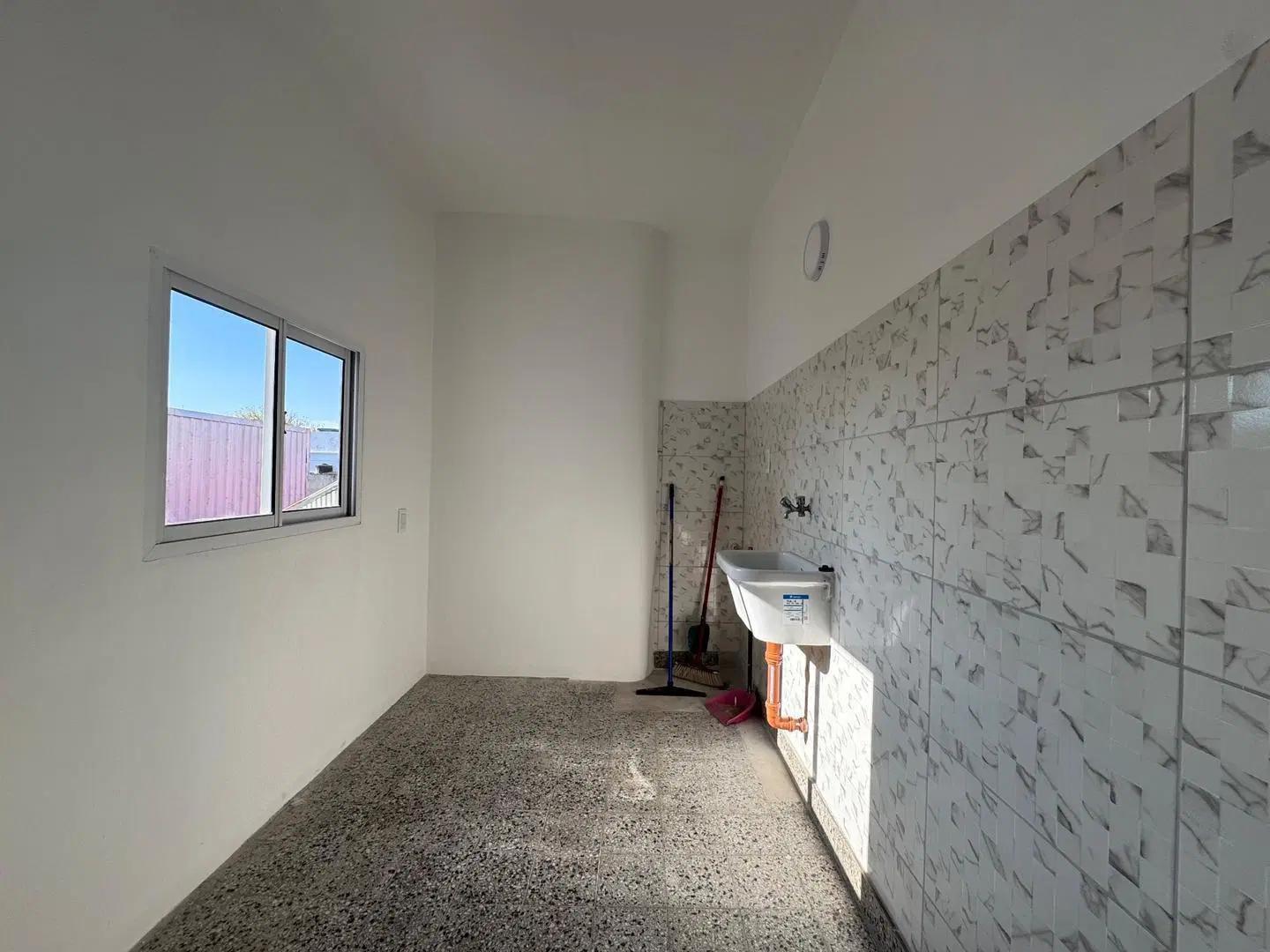 5 AMBIENTES CON BALCON POR ESCALERA - BAJAS EXPENSAS. 5
