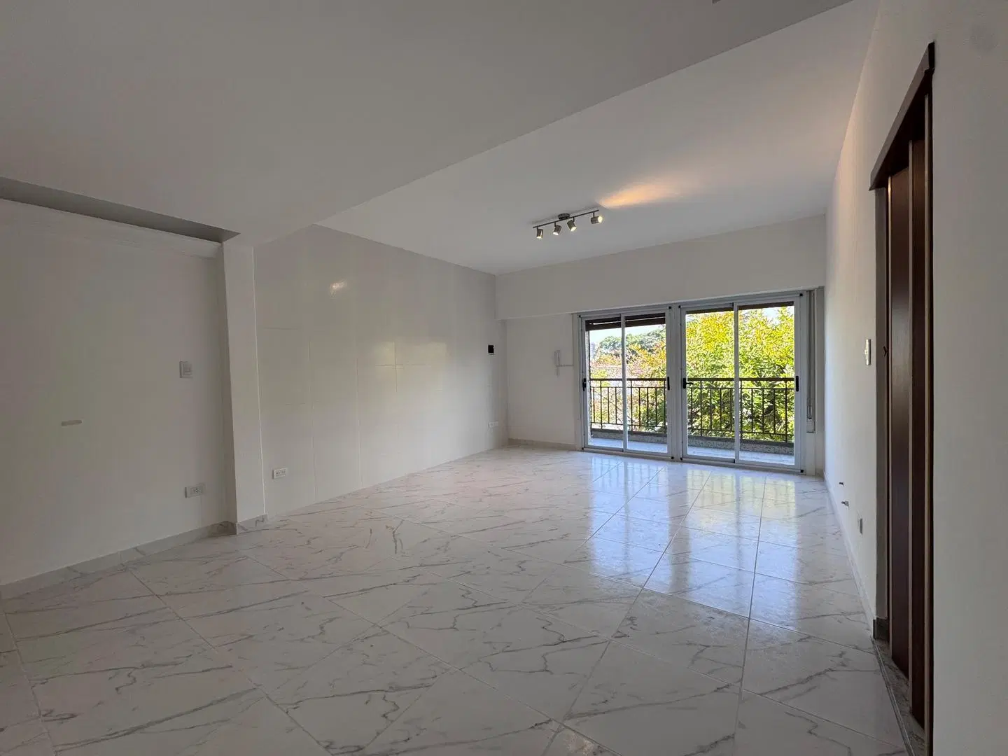 5 AMBIENTES CON BALCON POR ESCALERA - BAJAS EXPENSAS. 4