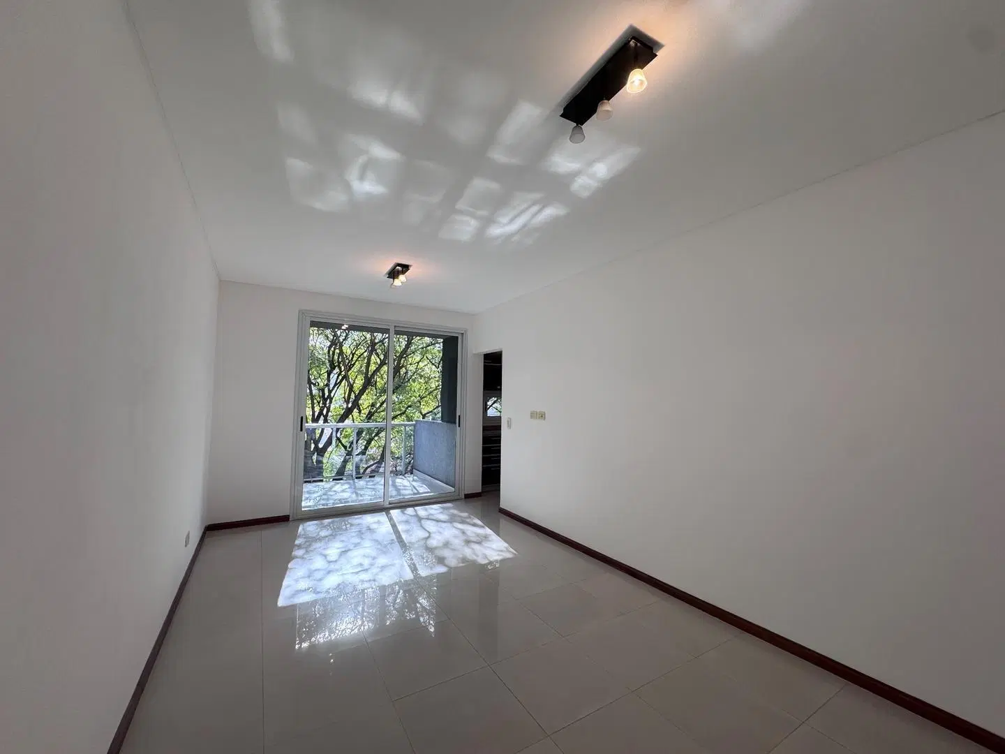 SEMIPISO DE 2 AMBIENTES AL FRENTE CON BALCON. 4
