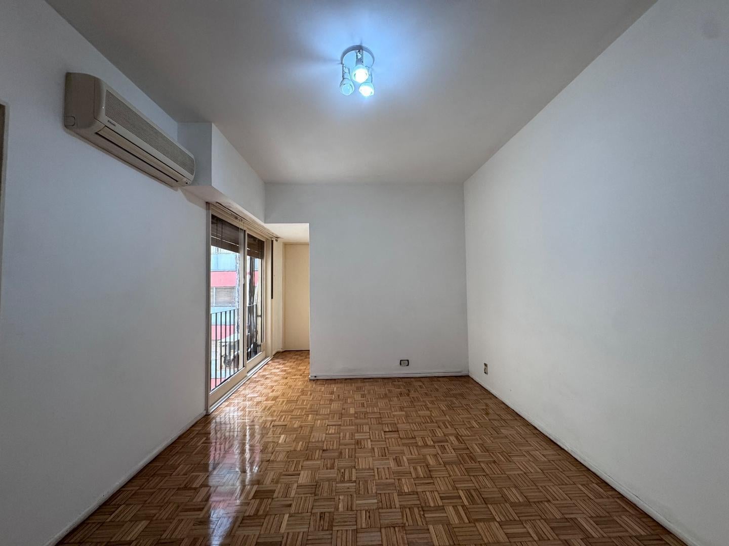 Foto de 2 AMBIENTES LUMINOSO CON COCINA SEPARADA., imagen 2