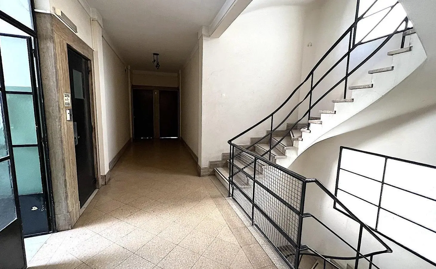 Piso alto a reciclar en edificio racionalista de categoría – Gran vista y luminosidad 3