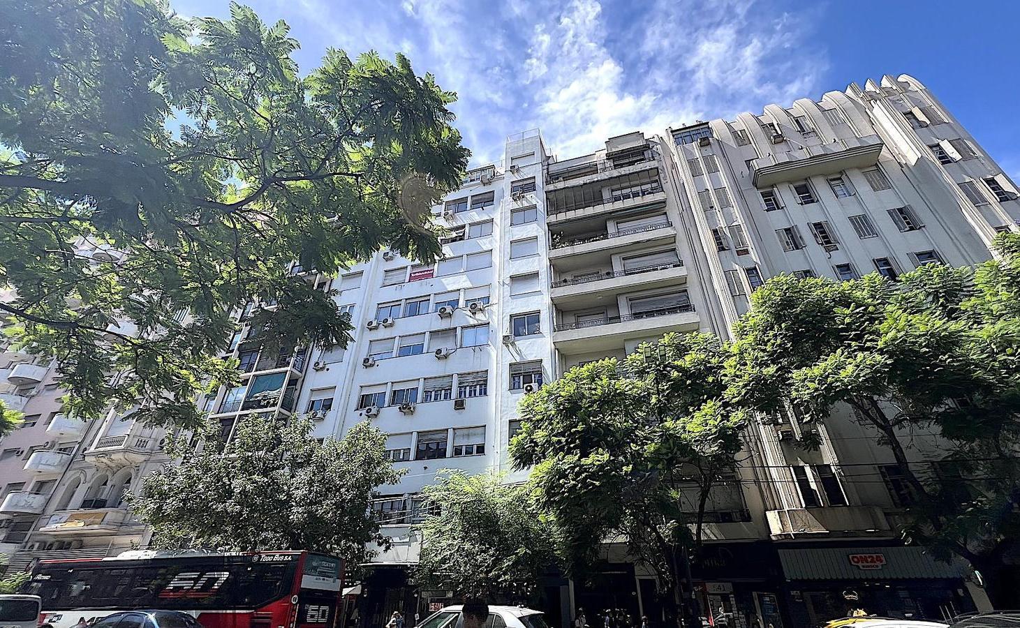 Piso alto a reciclar en edificio racionalista de categoría – Gran vista y luminosidad