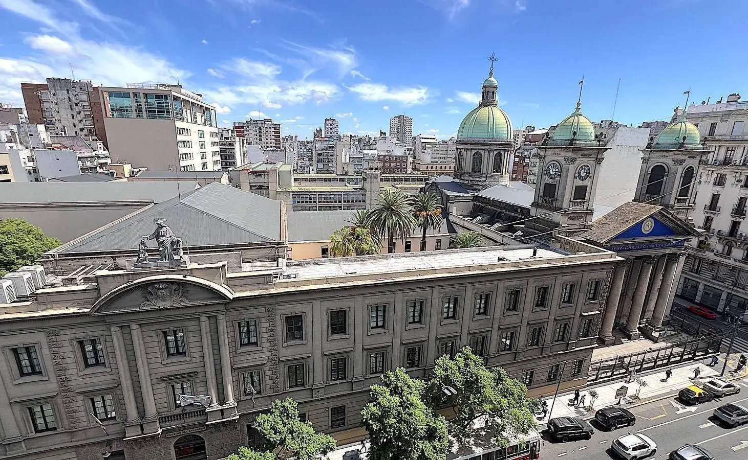Piso alto a reciclar en edificio racionalista de categoría – Gran vista y luminosidad 3