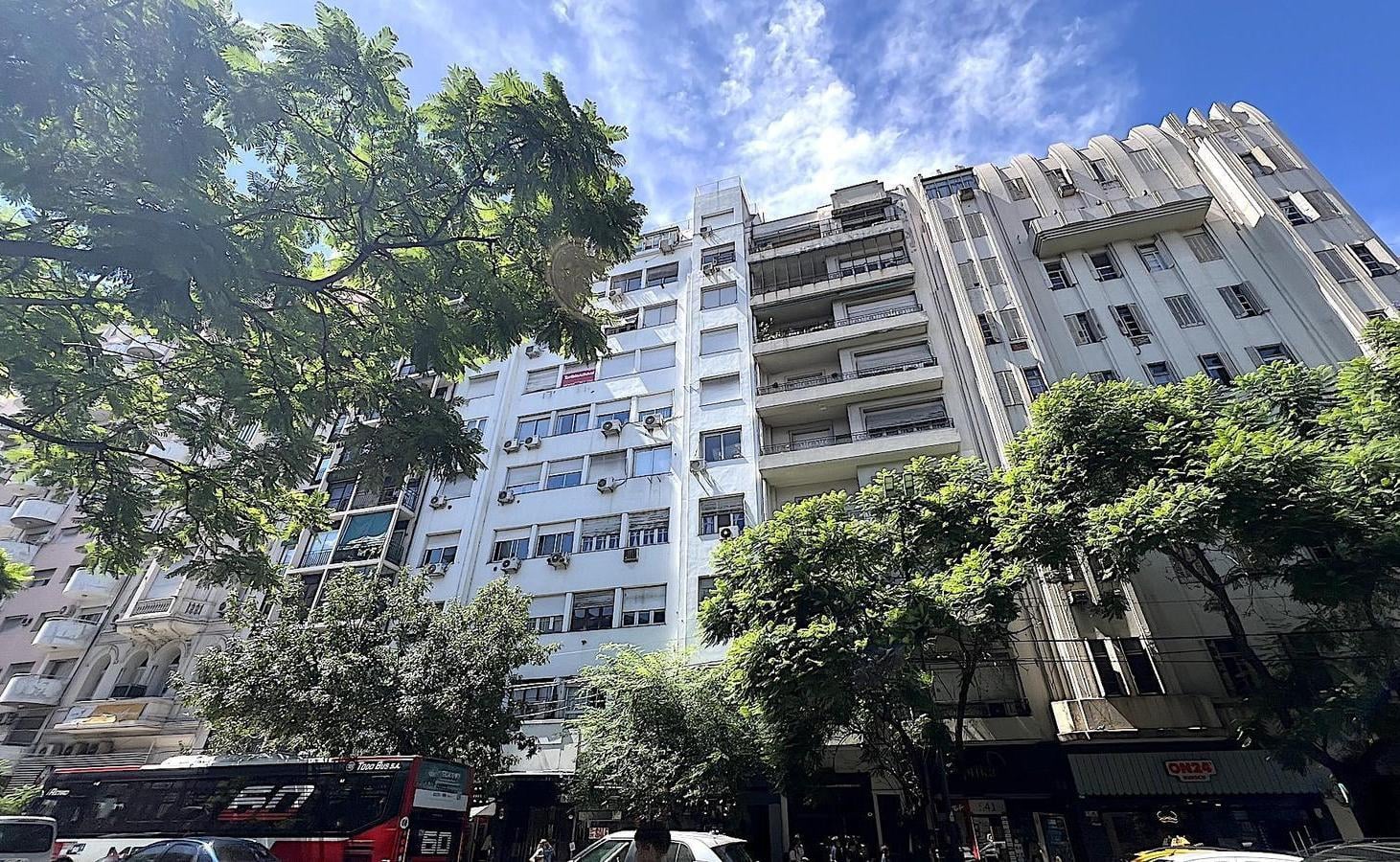 Piso alto a reciclar en edificio racionalista de categoría – Gran vista y luminosidad