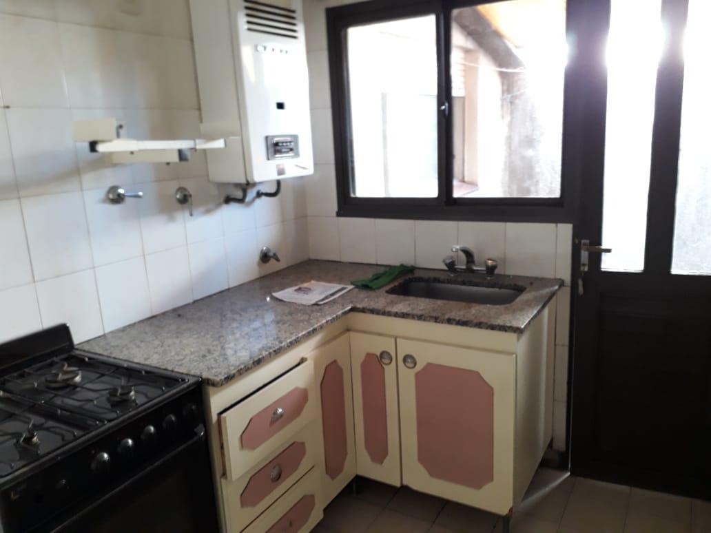 Departamento en Excelente Ubicacion en Adrogue 2