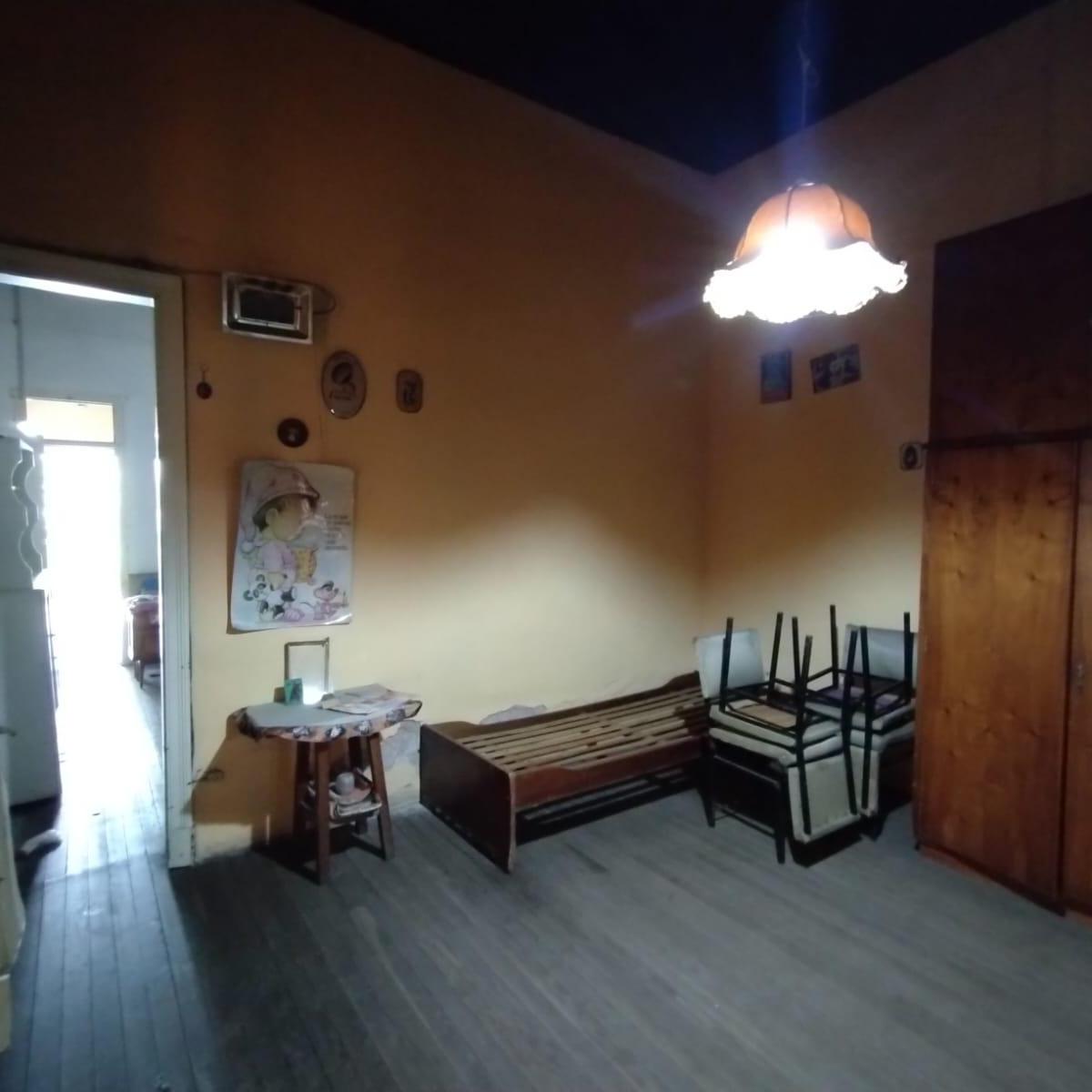 RETASADA!! CASA ANTIGUA EN VENTA EN EXCELENTE UBICACION EN ADROGUE