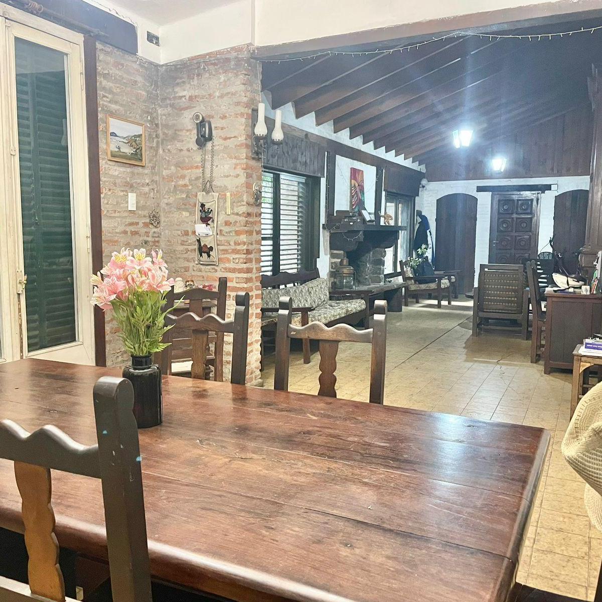 CASA ANTIGUA A LA VENTA CON EXCELENTE LOTE EN ADROGUE CALLE JORGE 1475