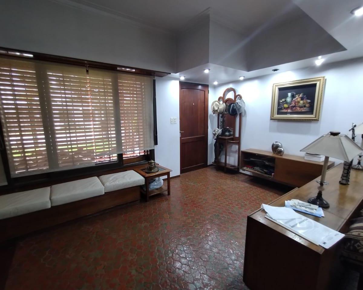 EXCELENTE CHALET A LA VENTA EN ADROGUE