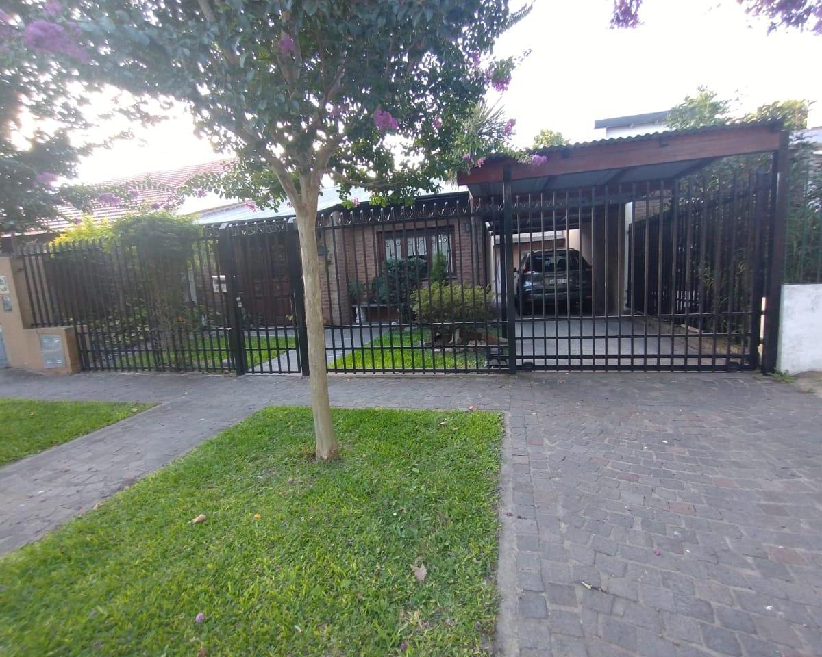 HERMOSA CASA EN VENTA EN LONGCHAMPS