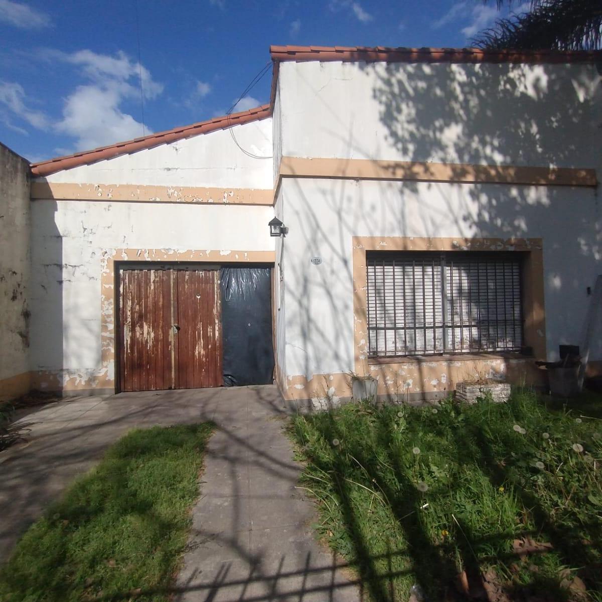 CASA A RECICLAR EN VENTA EN EXCELENTE UBICACION EN ADROGUE