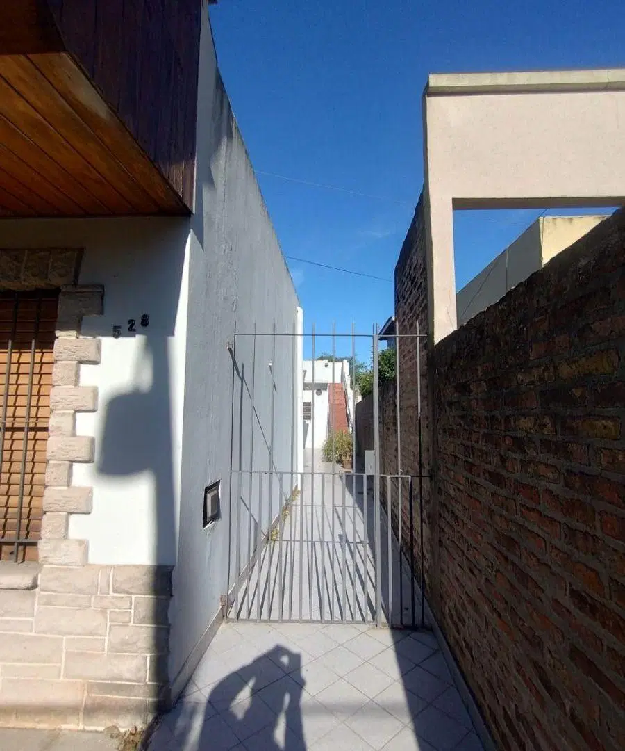 HERMOSA CASA EN VENTA EN EXCELENTE UBICACION EN ADROGUE 5