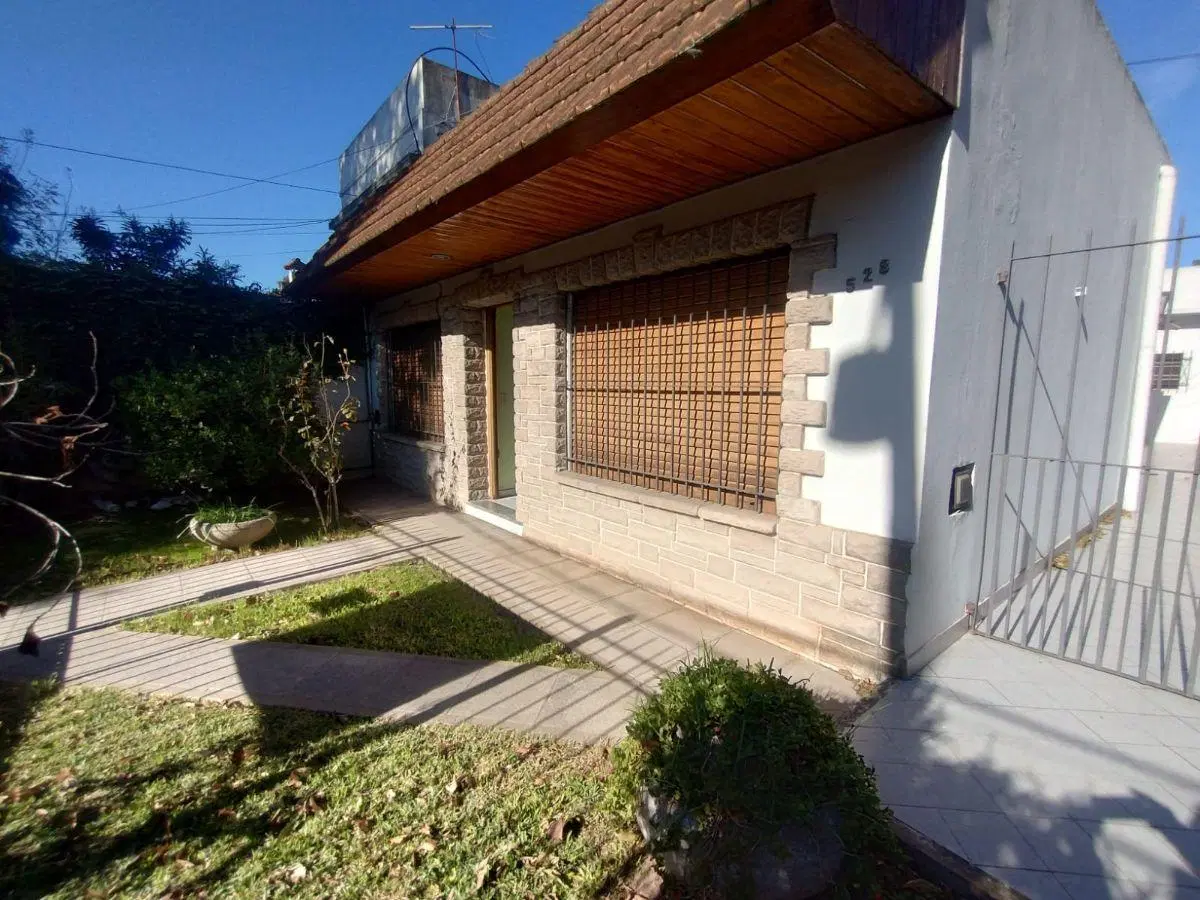HERMOSA CASA EN VENTA EN EXCELENTE UBICACION EN ADROGUE 3