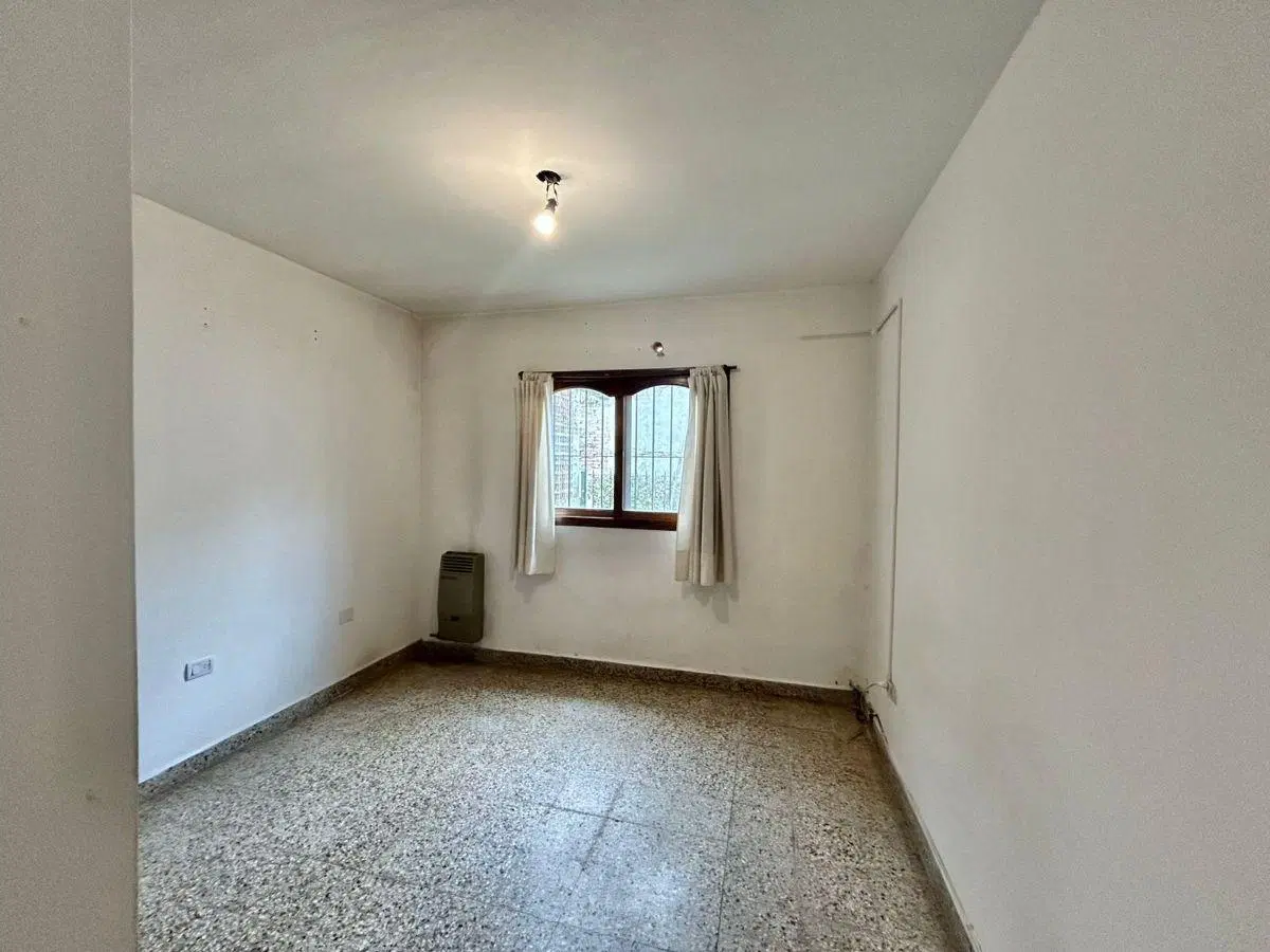 VENTA DE EXCELENTE PH CON JARDIN EN PLENO CENTRO DE ADROGUE – E. ADROGUE 1277 4