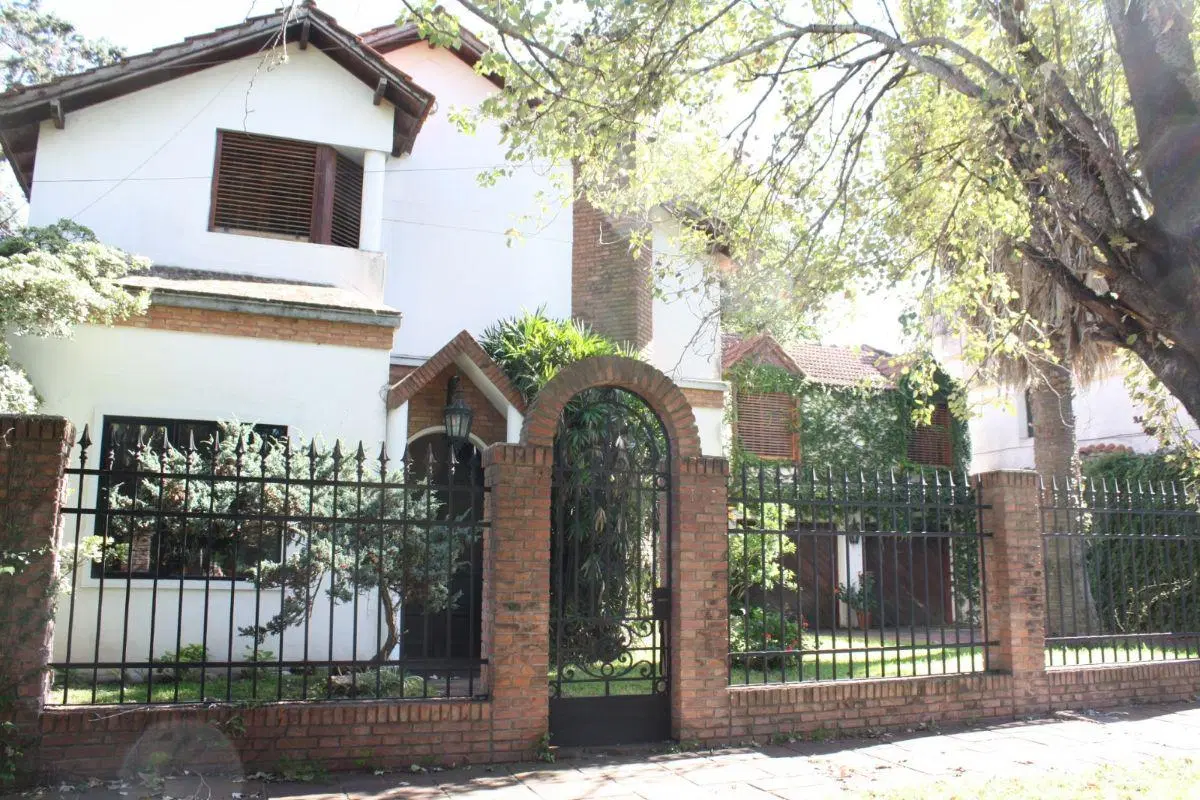 EXCELENTE CASA CON GRAN LOTE A LA VENTA EN ADROGUE 5