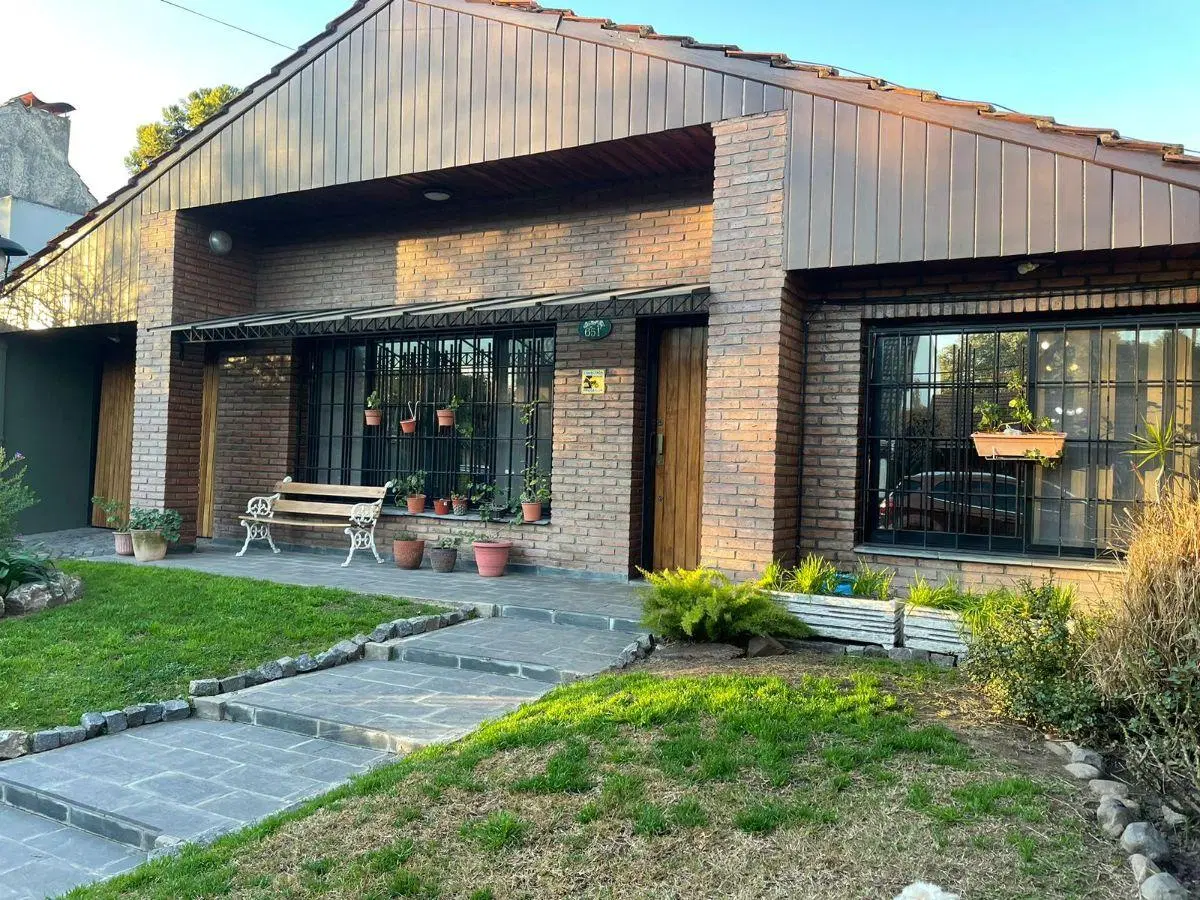 CASA A LA VENTA SOBRE CALLE DRUMOND AL 600 ADROGUE 4