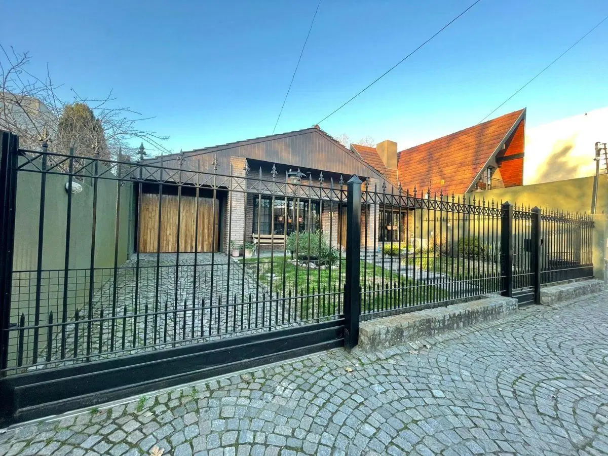 CASA A LA VENTA SOBRE CALLE DRUMOND AL 600 ADROGUE 8