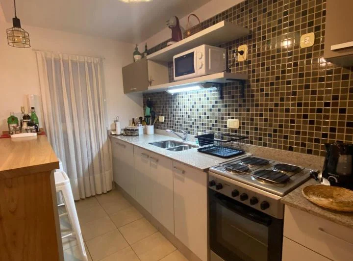 Excelente 2 ambientes, habitación en suite, toilette, lavadero, balcón .- 4