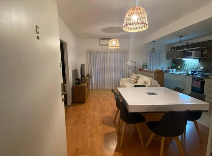 Excelente 2 ambientes, habitación en suite, toilette, lavadero, balcón .- 2