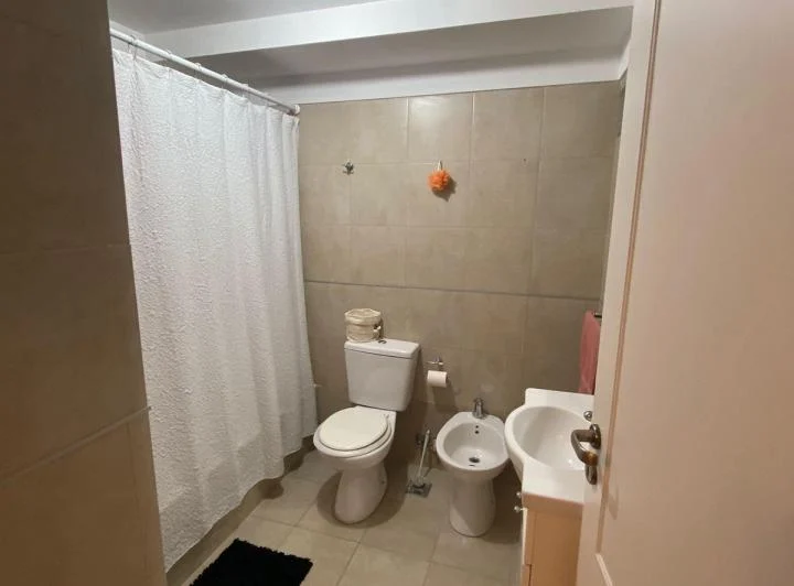Excelente 2 ambientes, habitación en suite, toilette, lavadero, balcón .- 5