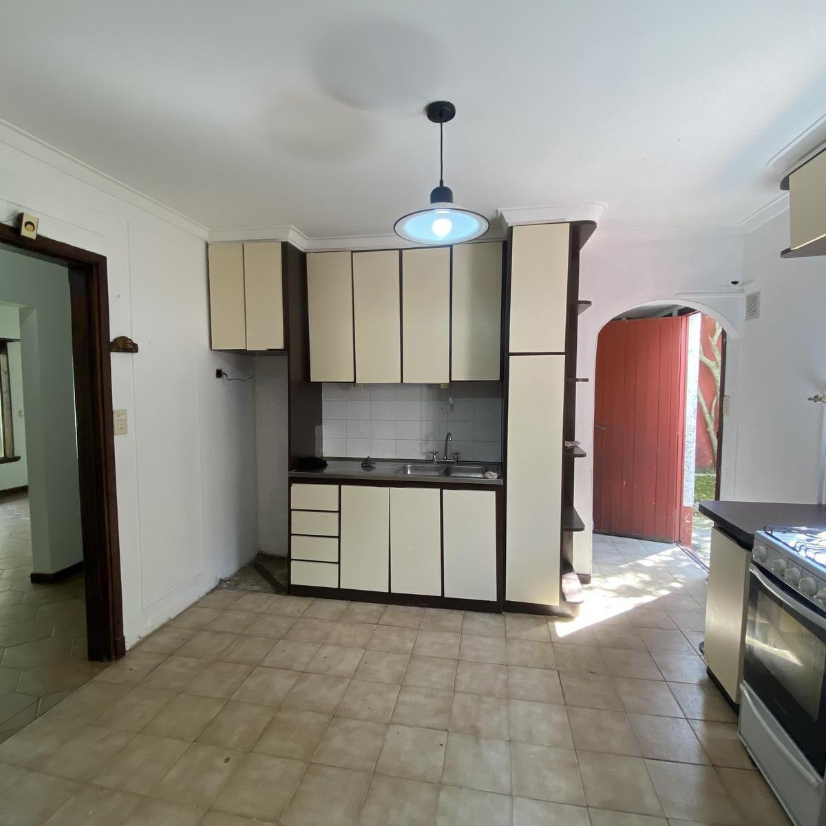 Retasado| Venta | Chalet 4 Ambientes | Cochera Doble | Zona Aeroparque 1