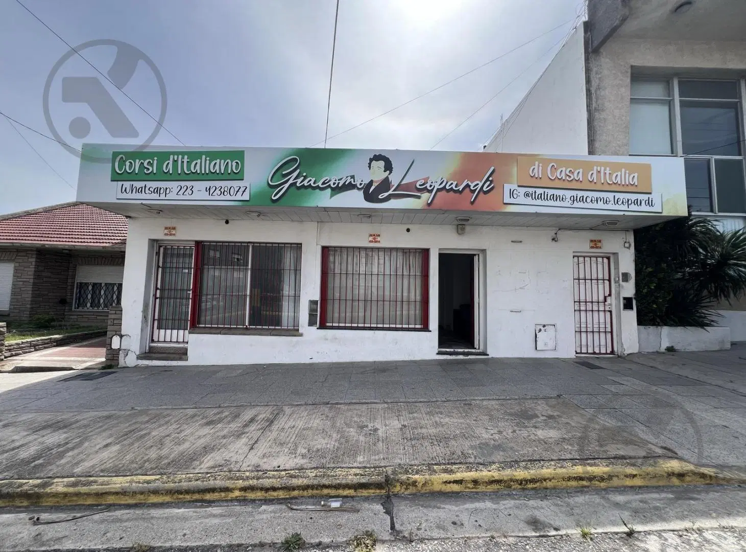 Amplio local comercial en Alquiler sobre Av Edison casi J B Justo 2
